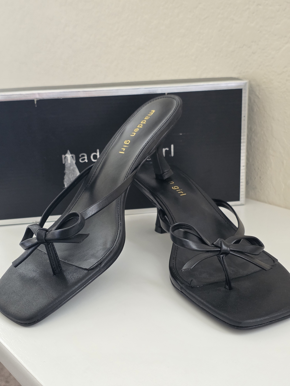 madden girl Black Bow Top Kitten Heel Thong Sandals Size 9.5 Box